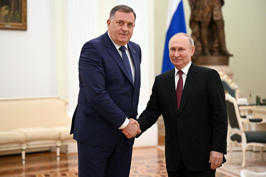 Russia Bosnia Herzegovina 8440767 23.05.2023 President of Republika Srpska Milorad Dodik and Russian President Vladimir Putin shake hands during their meeting at the Kremlin in Moscow, Russia. Alexey Filippov / Sputnik Moscow Russia PUBLICATIONxINxGERxSUIxAUTxONLY Copyright: xAlexeyxFilippovx