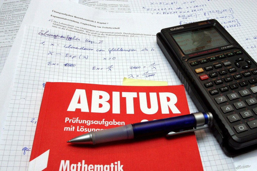 Bildnummer: 51264377 Datum: 20.05.2006 Copyright: imago/suedraumfoto
Abitur-Prüfungsaufgaben lösen mit Hilfe des Taschenrechners, Objekte; 2006, Studioaufnahme, Symbolfoto, Taschenrechner, Mathematik, Mathe, Mathematikaufgabe, Mathematikaufgaben, Schulheft, Schulhefte, Rechenaufgabe, Rechenaufgaben, Algebra, Gleichung, Gleichungen, Casio, Schriftzug, Rechnen, berechnen, Universität, Übungsaufgabe, Übungsaufgaben, Vorbereitung, Vorbereitungen, Abiturprüfung, Abiturprüfungen; , quer, Kbdig, Einzelbild, Deutschland, , Schule, Bildung, o0 Hausaufgaben