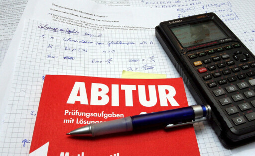 Bildnummer: 51264377 Datum: 20.05.2006 Copyright: imago/suedraumfoto
Abitur-Prüfungsaufgaben lösen mit Hilfe des Taschenrechners, Objekte; 2006, Studioaufnahme, Symbolfoto, Taschenrechner, Mathematik, Mathe, Mathematikaufgabe, Mathematikaufgaben, Schulheft, Schulhefte, Rechenaufgabe, Rechenaufgaben, Algebra, Gleichung, Gleichungen, Casio, Schriftzug, Rechnen, berechnen, Universität, Übungsaufgabe, Übungsaufgaben, Vorbereitung, Vorbereitungen, Abiturprüfung, Abiturprüfungen; , quer, Kbdig, Einzelbild, Deutschland, , Schule, Bildung, o0 Hausaufgaben