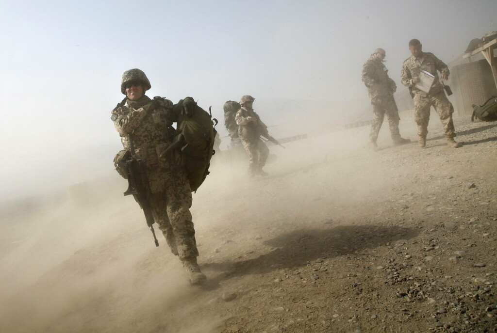 Afghanistan Bundeswehr. Symbolbild.
Bildnummer: 60524610 Datum: 19.10.2012 Copyright: imago/EST&OST
German Army OP North, Afghanistan Afghanistan, 10.2012. OP North, Beobachtungsposten Nord der Bundeswehr in der Unruheprovinz Baglan. Absteigen vom Hubschrauber. German Army Observation Point North in the less peaceful Baghlan province. Getting off the helicopter. Gesellschaft Militär Afghanistan x0x xkg 2012 quer armee arms army conflict gun heer konflikt krieg male man mann militaer military soldat soldier waffe waffen war weapon ISAF
60524610 Date 19 10 2012 Copyright Imago EST&OST German Army OP North Afghanistan Afghanistan 10 2012 OP North Observation post North the Bundeswehr in the off of Helicopters German Army Observation Point North in The Less peaceful Baghlan Province Getting off The Helicopter Society Military Afghanistan x0x xkg 2012 horizontal Army Arms Army CONFLICT Gun Heer Conflict War Male Man Man Military Military Soldier Soldier Weapon Weapons was Weapon ISAF
Bild: Imago/EST&amp