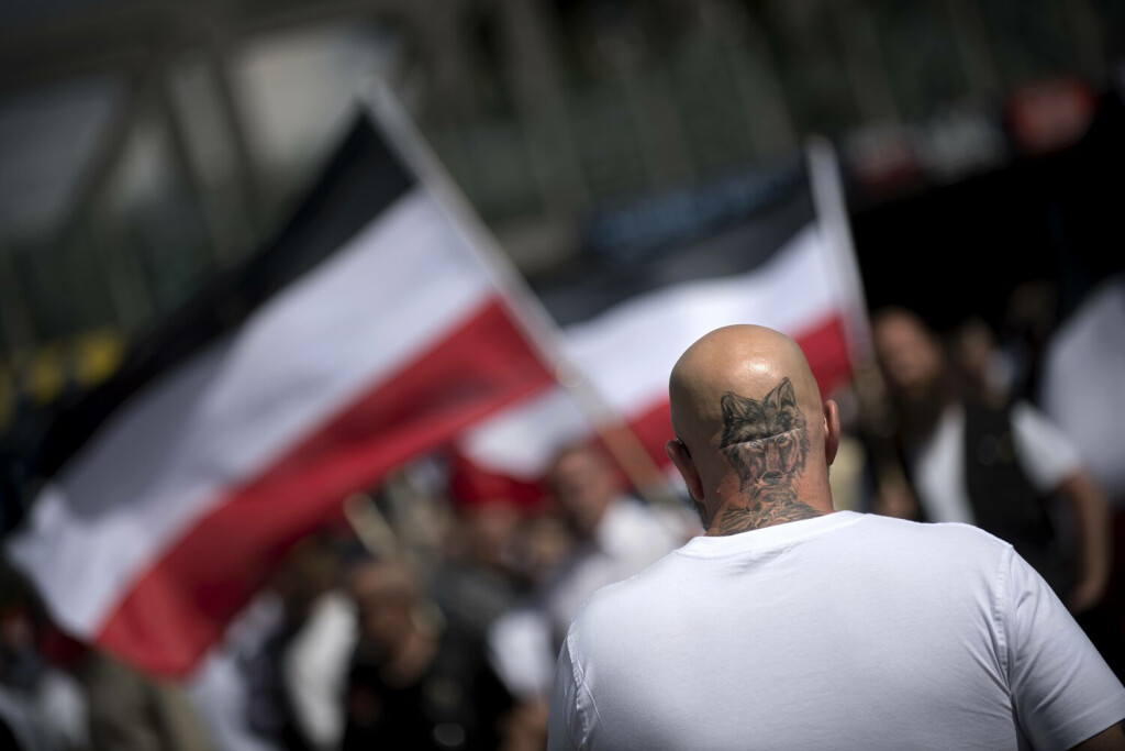 Rechtsextremismus Symbolbild
Hess-Gedenkmarsch DEU, Deutschland, Germany, Berlin, 19.08.2017 Rechte und neofaschistische Teilnehmer mit tatto Wolf auf seiner Glatze am Gedenkmarsch rechter Gruppen und Organisationen zum 30. Jahrestag vom Tod von Adolf Hitler s Stellvertreter Rudolf Hess unter dem Motto Mord verjaehrt Nicht in Berlin Spandau. Right-wing demonstrators with tattoo of a wolf on his head during a demonstration and neo-Nazi march of German right-wings organisations on the occasion of the 30th anniversary of the death of Hitler s substitute Rudolf Hess in Berlin-Spandau, Germany. Hess was convicted as a war criminal and served his sentense at the war criminal prison in Berlin Spandau, where he committed suicide 1987
Bild: Imago