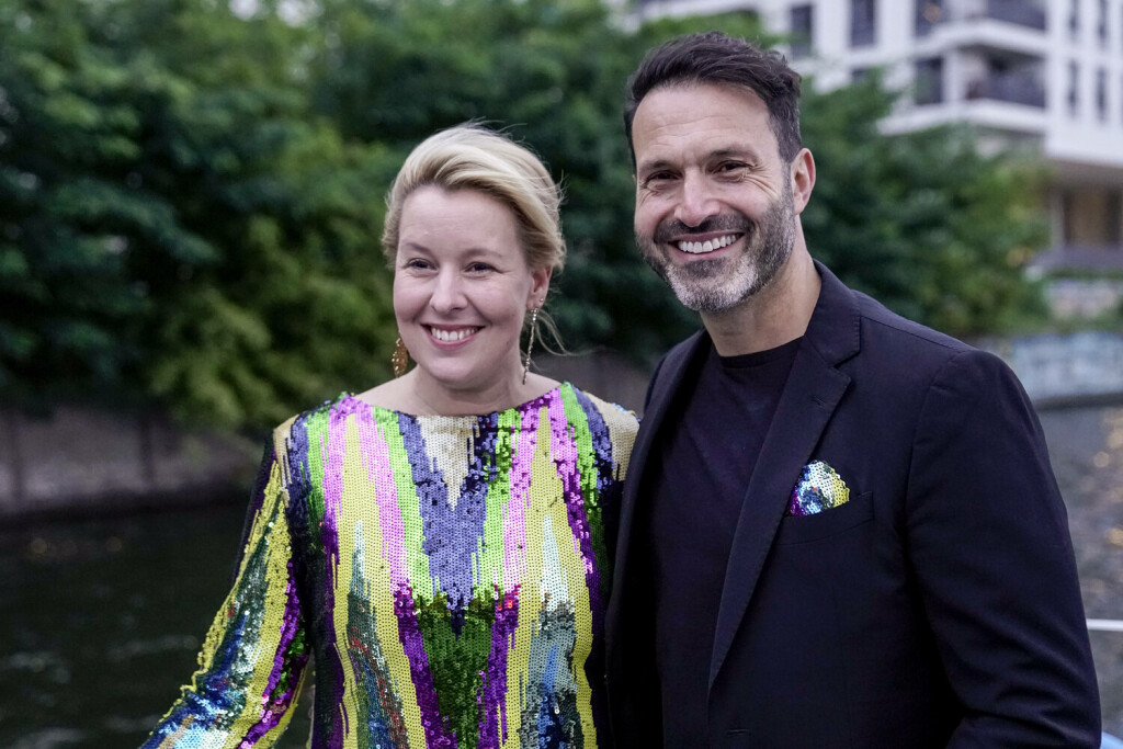 CSD auf der Spree mit SPD Spitzenkandidatin fuer Berlin Aktuell, 23.09.2021, Berlin Landesvorsitzende und Spitzenkandidatin der Berliner SPD Franziska Giffey gemeinsam mit Alfonso Pantisano Vorsitzender. Berlin SPD Queer bei der SPD Berlin Veranstaltung fuer den Wahlkampf zum Abgeordnetenhaus Berlin beim CSD auf der Spree auf der MS Ernst Reuter Berlin Berlin Deutschland *** CSD on the Spree with SPD top candidate for Berlin Current, 23 09 2021, Berlin state chairwoman and top candidate of the Berlin SPD Franziska Giffey together with Alfonso Pantisano chairman Berlin SPD Queer at the SPD Berlin event for the election campaign for the Berlin House of Representatives at the CSD on the Spree on the MS Ernst Reuter Berlin Berlin Germany