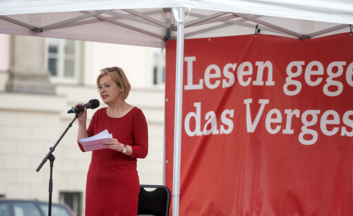 Berlin, Die Linke - Lesen gegen das Vergessen Berlin Germany 10th May 2022. Lessen gegen das Vergessen Bebelplatz. Organised by Die Linke political party a series of readings are recited in order that we should not forget the lessons of the Nazi era. Gesine Lötzsch - Politician Die Linke Berlin Deutschland 10. Mai 2022. Lesen gegen das Vergessen Bebelplatz. Organisiert von der Partei Die Linke wird eine Reihe von Lesungen rezitiert, damit wir die Lehren aus der Nazizeit nicht vergessen.