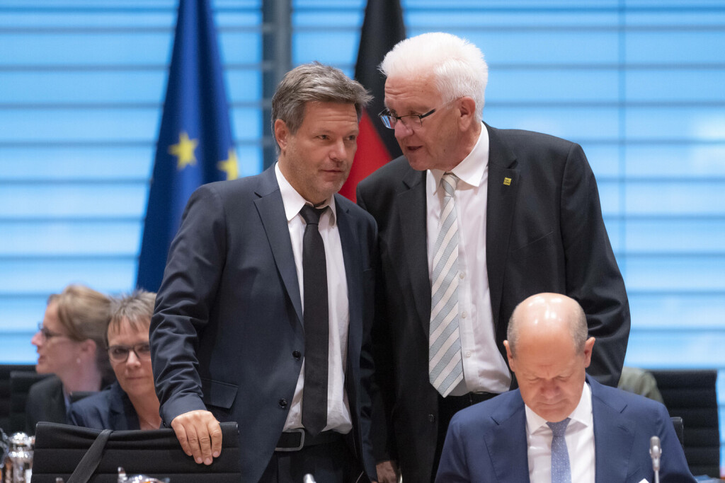 News Bilder des Tages Ministerpraesidentenkonferenz im Bundeskanzleramt in Berlin Aktuell, 02.06.2022, Berlin, Bundeskanzler Olaf Scholz SPD gemeinsam mit Wirtschafts- und Klimaminister Robert Habeck Gruene und Ministerpraesident Winfried Kretschmann, Auftaktbilder zum Treffen der Ministerpraesidentenkonferenz im Bundeskanzleramt mit dem Kabinett und den Regierungscheffinen und Regierungschefs der Laender Berlin Berlin Deutschland *** Ministerpraesidentenkonferenz im Bundeskanzleramt in Berlin Aktuell, 02 06 2022, Berlin, Chancellor Olaf Scholz SPD together with Economy and Climate Minister Robert Habeck Greens and State President Winfried Kretschmann, prelude pictures to the meeting of the Ministerpraesidentenkonferenz in the Federal Chancellery with the