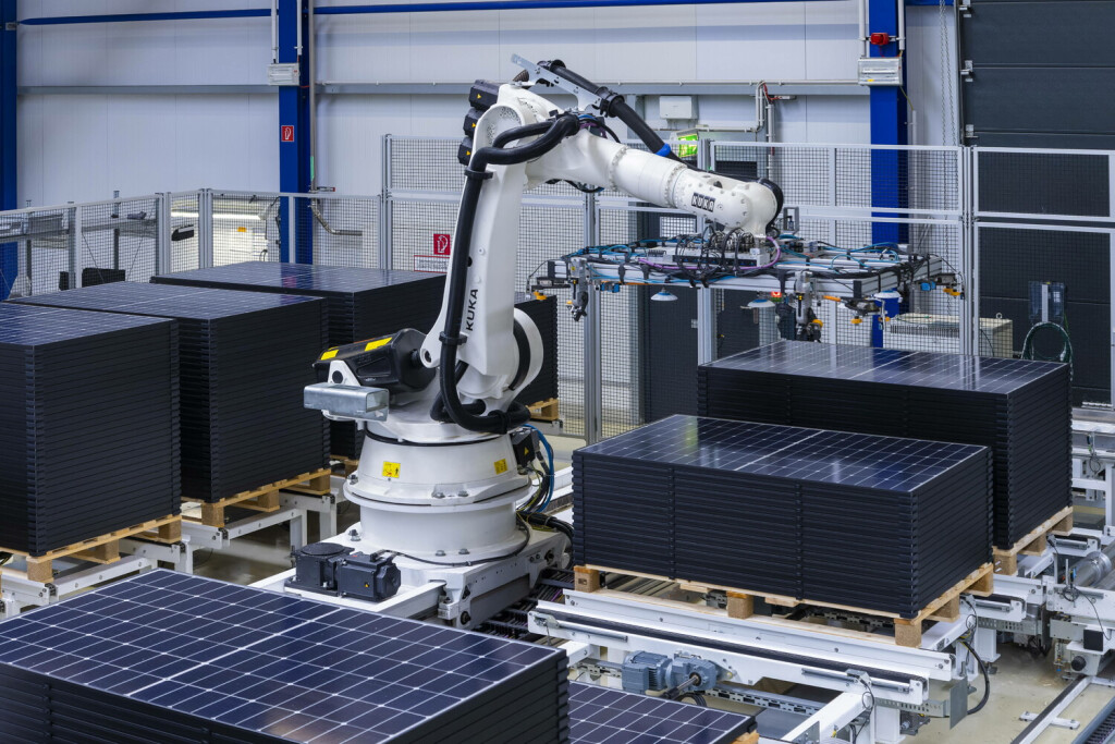Hochleistungs-Solarzellen Meyer Burger Hochleistungs-Solarzellen und Solarmodule mit proprietäre Heterojunction / SmartWire-Technologie. In der Schweiz entwickelt, in Deutschland produziert. Hochleistungsmodule der neuesten Generation - Meyer Burger startete 2021 mit der Produktion von Hochleistungs-Solarzellen und -Solarmodulen. Seine proprietäre Heterojunction/SmartWire-Technologie ermöglicht es dem Unternehmen, neue Standards in Bezug auf Energieertrag zu setzen. Fertige Solarmodule werden vollautomatisch transportiert und für den Versand vorbereitet. Freiberg Sachsen GERMANY *** High-performance solar cells Meyer Burger High-performance solar cells and solar modules with proprietary Heterojunction SmartWire technology Developed in