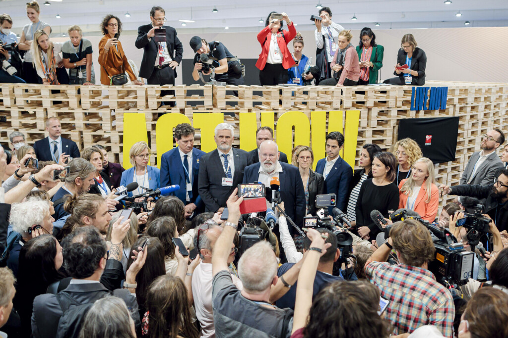 Frans Timmermans, Vize-Praesident und Kommissar fuer Klimaschutz der Europaeischen Kommission, gibt im Beisein von europaeischen MinisterInnen waehrend der COP27 Klimakonferenz ein Pressestatement ab. Scharm-el-Sheikh, 19.11.2022 Scharm-el-Sheikh Aegypten *** Frans Timmermans, Vice President and Commissioner for Climate Action of the European Commission, delivers a press statement in the presence of European Ministers during the COP27 Climate Change Conference Sharm el Sheikh, 19 11 2022 Sharm el Sheikh Egypt Copyright: xThomasxTrutschelx