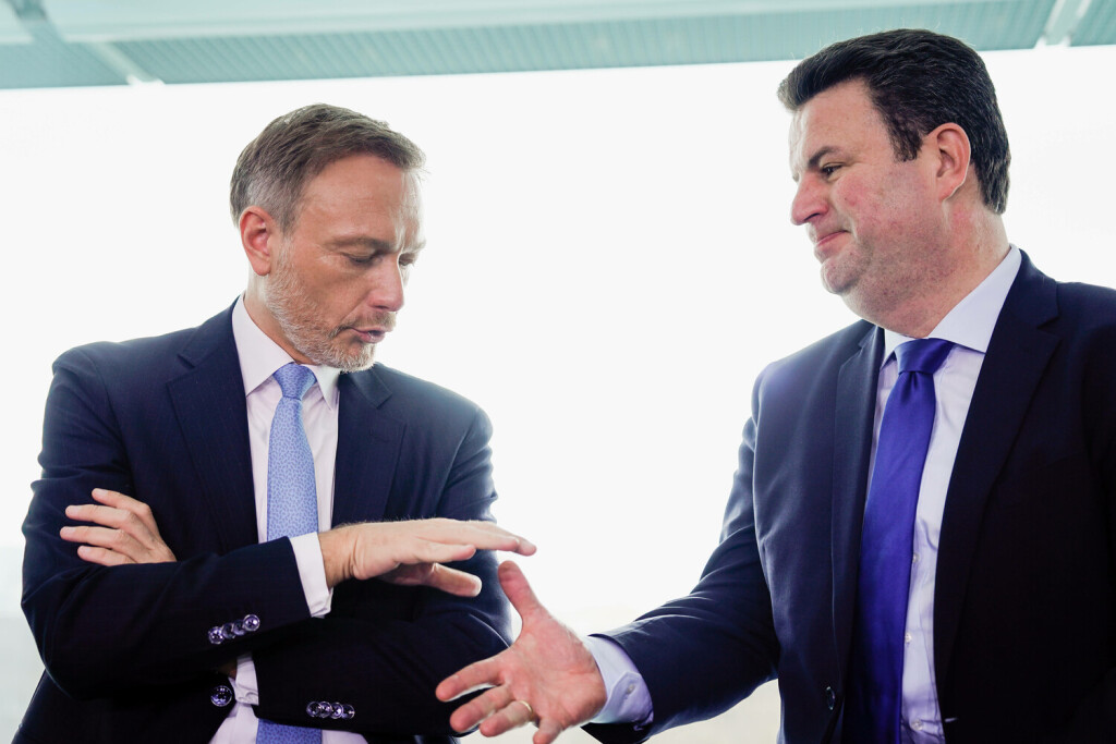 News Bilder des Tages 54. Kabinettssitzungen des Bundeskabinett Aktuell, 15.03.2023 Berlin, Bundesfinanzminister Christian Lindner FDP gemeinsam mit Bundesarbeitsminister Hubertus Heil SPD im Gespraech im Rahmen der Sitzung des Bundeskabinett im Bundeskanzleramt in Berlin Berlin Berlin *** 54 Cabinet meetings of the Federal Cabinet Current, 15 03 2023 Berlin, Federal Minister of Finance Christian Lindner FDP together with Federal Minister of Labor Hubertus Heil SPD in discussion during the meeting of the Federal Cabinet in the Federal Chancellery in Berlin Berlin