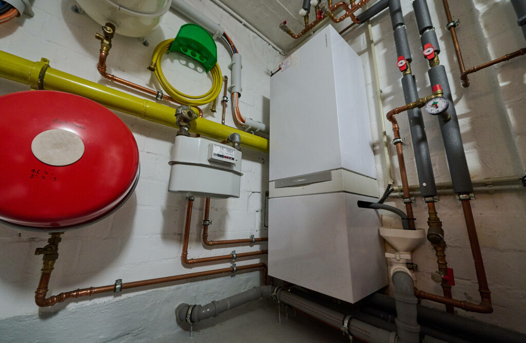 Wirtschaft Gasheizung Gasheizungsanlage Baujahr 2009 in einem Einfamilienhaus. 12.4.2023, Berlin *** Economy gas heating gas heating system year of construction 2009 in a family house 12 4 2023, Berlin