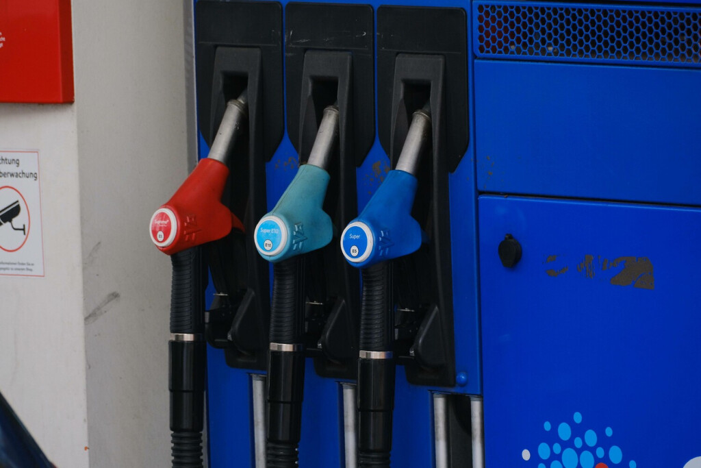 Düsseldorf 14.05.2023 Esso Tankstelle Benzinpreis Benzin Treibstoff Preiserhöhung Rohöl-Knappheit Diesel Zapfsäule Zapfhahn Ölpreis Inflation Ukraine Krise Putin Russland Krieg Spritsparen Düsseldorf Nordrhein-Westfalen Deutschland *** Dusseldorf 14 05 2023 Esso gas station gasoline price petrol fuel price increase crude oil shortage diesel gas pump pump oil price inflation Ukraine crisis Putin Russia war save gas Dusseldorf North Rhine Westphalia Germany