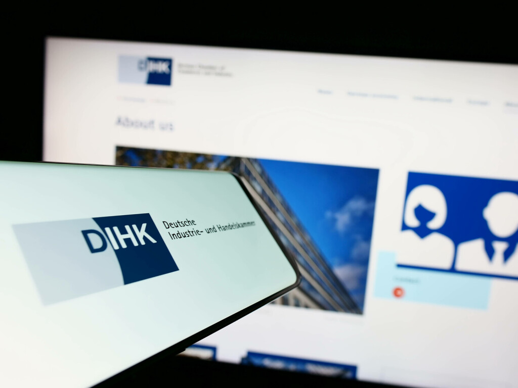 Smartphone with logo of Deutsche Industrie- und Handelskammer DIHK on screen in front of website. Stuttgart, Germany - 03-24-2023: Smartphone with logo of Deutsche Industrie- und Handelskammer DIHK on screen in front of website. Focus on center-right of phone display. Copyright: xZoonar.com/TimonxSchneiderx 20068710