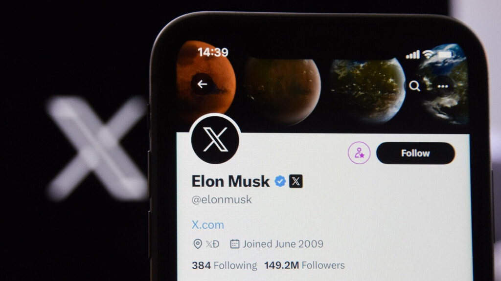 July 24, 2023, London, England, United Kingdom: Elon Musk rebrands the Twitter bird logo to X. London United Kingdom - ZUMAv130 20230724_zip_v130_042 Copyright: xVukxValcicx