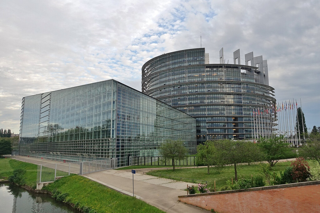 1600px-Europäisches_Parlament_(Straßburg)