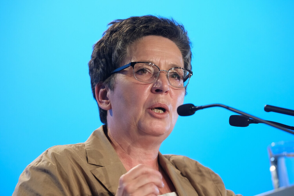 ARCHIV - 29.07.2023, Sachsen-Anhalt, Magdeburg: AfD-Politikerin Sylvia Limmer spricht am 29.07.2023 auf der AfD- Europawahlversammlung in der Messe Magdeburg. (zu dpa: «AfD-Politikerin Limmer kritisiert eigene Partei scharf») Foto: Sebastian Willnow/dpa +++ dpa-Bildfunk +++