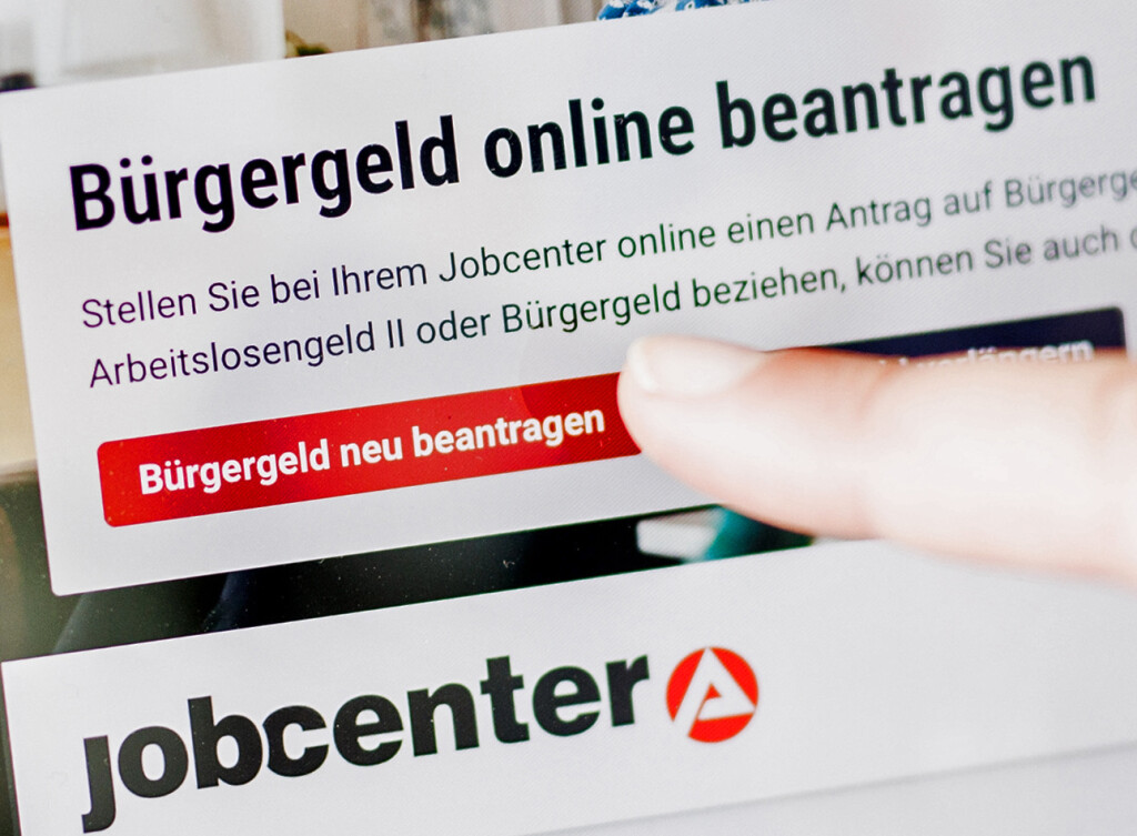ARCHIV - 28.06.2023, Berlin: Eine Frau tippt auf einem Tablet auf einen Link zum Beantragen des Bürgergeldes im Kundenbereich im Jobcenter Berlin Mitte. Bezieherinnen und Bezieher von Bürgergeld sollen im kommenden Jahr höhere Leistungen erhalten. Foto: Carsten Koall/dpa +++ dpa-Bildfunk +++