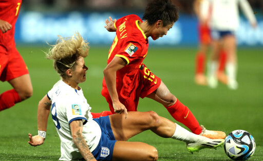 epa10779683 Linyan Zhang (R) of China annd Rachel Daly (L) of England in action during the FIFA Women's World Cup 2023 group D soccer match between China and England in Adelaide, Australia, 01 August 2023. EPA-EFE/MATT TURNER AUSTRALIA AND NEW ZEALAND OUT EDITORIAL USE ONLY
