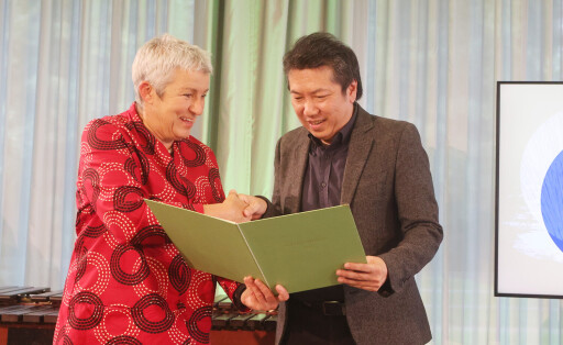 28.08.2023, Thüringen, Weimar: Carola Lentz,(l), Präsidentin des Goethe-Institutes gratuliert Yi-Wei Keng, Kurator und Dramaturg aus Taiwan und Preisträger bei der Verleihung der Goethe-Medaille 2023 in der Kleinen Weimar Halle. Mit der Medaille werden jährlich Personen geehrt, die sich im Ausland um die deutsche Sprache und den internationalen Kulturaustausch verdient gemacht haben. Foto: Bodo Schackow/dpa +++ dpa-Bildfunk +++
