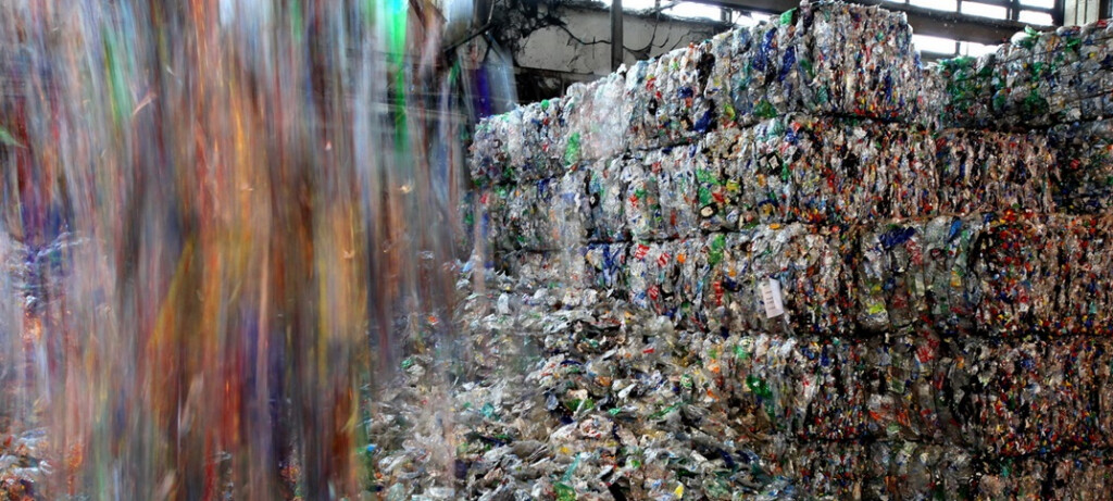 Allemagne. Rostock.11/06/2009. Usine de 'Cleanaway'(Veolia) spŽcialisŽe dans le recyclage du plastique. Celui ci est transformŽ en PET (Polyethylene terephthalate), sous forme de petites billes. Le PET sert ˆ fabriquer des bouteilles plastiques.L'usine recycle 15 000 tonnes par an. Photo: Alexis Duclos
Cleanaway Rostock