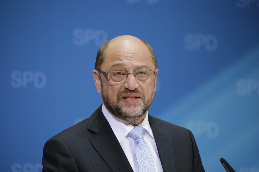 SPD-Vorsitzende und Kanzlerkandidat Martin Schulz, Deutschland, Berlin, Willy-Brandt- Haus, SPD Pressekonferenz mit Martin Schulz und Andrea Nahles.Thema: Schwerpunkte der sozialdemokratischen Rentenpolitik, 07.06.2017
SPD Chairman and Chancellor candidate Martin Schulz Germany Berlin Willy Brandt House SPD Press conference with Martin Schulz and Andrea Nahles Theme Priorities the Socialists Pensions policy 07 06 2017