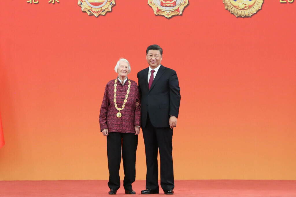 190929 -- BEIJING, Sept. 29, 2019 -- Chinese President Xi Jinping, also general secretary of the Communist Party of China Central Committee and chairman of the Central Military Commission, presents the Friendship Medal to Isabel Crook at the presentation ceremony of the national medals and honorary titles of the People s Republic of China at the Great Hall of the People in Beijing, capital of China, Sept. 29, 2019. CHINA-BEIJING-NATIONAL MEDALS AND HONORARY TITLES-PRESENTATION CEREMONY CN WangxYe PUBLICATIONxNOTxINxCHN