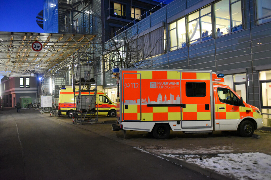 Leipzig - Notaufnahme der Uniklinik schlägt Alarm 15.12.2022 gegen 17 Uhr Leipzig, Universitätsklinikum Fotograf: LausitzNews.de/Erik-Holm Langhof HINWEIS: Bitte alle Patienten im Rahmen der Persönlichkeitsrechte unkenntlich machen Pressemittleilung des Universitätsklinikum Leipzig: Leipzig. Die Zentrale Notfallaufnahme am Universitätsklinikum Leipzig schlägt Alarm: Seit Tagen steigen die Patientenzahlen rasant. Allein gestern wurden weit über 100 Patienten versorgt, deutlich mehr als die Hälfte wurden durch den Rettungs- und Notarztdienst zugewiesen, 43 suchten die Notaufnahme auf eigene Initiative auf. Vor diesem Hintergrund appelliert Prof. Andr Gries, der Leiter der Zentralen Notaufnahme und Beobachtungsstation Notaufnahme Copyright: xLausitzNews.de/Erik-HolmxLanghofx