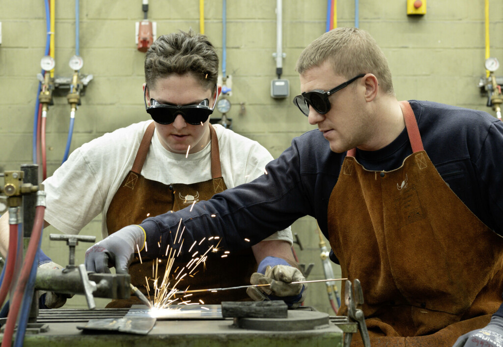 DEU , DEUTSCHLAND : Ein Auszubildender / Lehrling im Beruf Metallbauer wird von seinem Meister / Lehrherr in einem Ausbildungszentrum in Siegburg im Schweissen unterrichtet , 05.12.2022 DEU , GERMANY : An apprentice in the profession metal worker and his teacher in a training centre in Siegburg during a welding lesson , 05.12.2022 *** DEU , GERMANY An apprentice in the profession metal worker and his teacher in a training center in Siegburg during a welding lesson , 05 12 2022