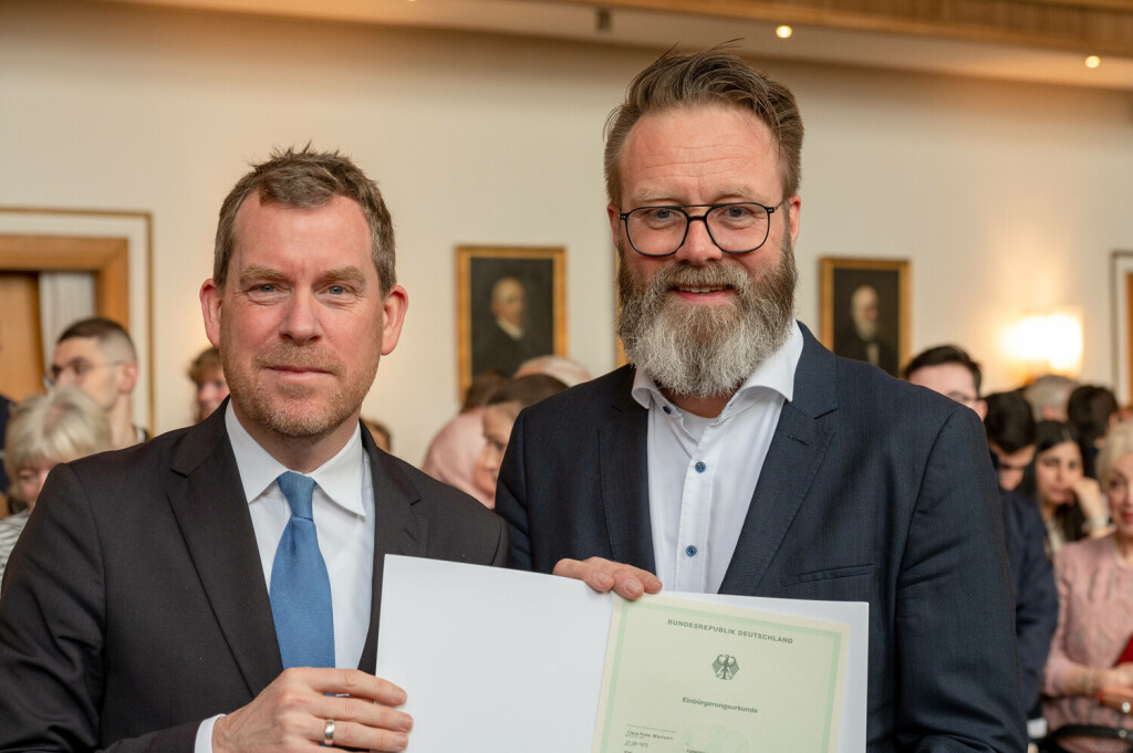 Kiel, 25. Feb. 2023, Wirtschaftsminister Claus Ruhe Madsen nun auch deutscher Staatsbürger. Er erhält während einer Einbürgerungsfeier im Kieler Rathaus nach seinem Gelöbnis die Einbürgerungsurkunde von Oberbürgermeister Kämpfer sowie weitere bereits Eingebürgerte Kieler. *** Kiel, 25 Feb 2023, Minister of Economic Affairs Claus Ruhe Madsen now also a German citizen He receives the naturalization certificate from Mayor Kämpfer during a naturalization ceremony in Kiel City Hall after his vows, as well as other already naturalized Kielers