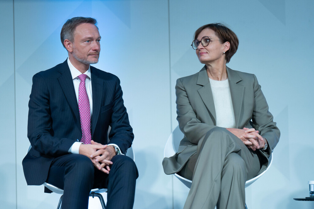 Bundesfinanzminister Christian Lindner, Bundesbildungsministerin Bettina Stark-Watzinger Bundesfinanzminister Christian Lindner und Bundesbildungsministerin Bettina Stark-Watzinger haben Eckpunkte für die Initiative Finanzielle Bildung vorgestellt Berlin Berlin GER *** Federal Minister of Finance Christian Lindner, Federal Minister of Education Bettina Stark Watzinger Federal Minister of Finance Christian Lindner and Federal Minister of Education Bettina Stark Watzinger have presented key points for the Financial Education Initiative Berlin Berlin GER