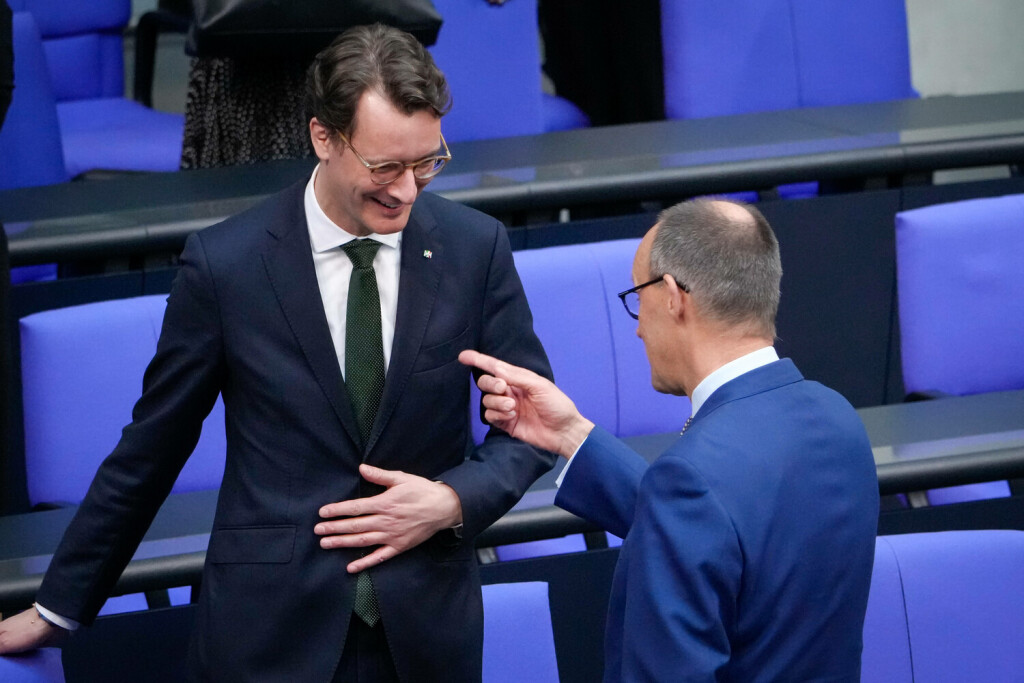 94. Bundestagssitzung in Berlin Aktuell,30.03.2023 Berlin, Ministerpraesident von Nordrhein-Westfalen Hendrick Wuest und CDU Vorsitzender Friedrich Merz mit besonderer Geste, im Geschpraech im Anschluss an die Ansprache Seiner Majestaet Koenig Charles III. bei der 94. Sitzung des Deutschen Bundestag in Berlin Berlin Berlin Deutschland *** 94 Bundestag session in Berlin News,30 03 2023 Berlin, State Premier of North Rhine Westphalia Hendrick Wuest and CDU Chairman Friedrich Merz with special gesture, in conversation following the address of His Majesty King Charles III at the 94 session of the German Bundestag in Berlin Berlin Germany