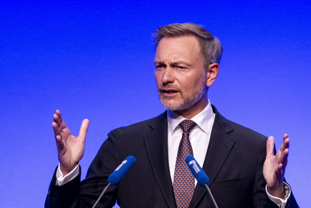Wirtschaftstag vom Wirtschaftsrat der CDU Wirtschaft, Politik: Christian Lindner MdB, Bundesminister der Finanzen, spricht zu den Gästen beim Wirtschaftstag. Der Wirtschaftstag vom Wirtschaftsrat der CDU besteht seit 60 Jahren. Berlin Nordrhein-Westfalen Deutschland *** Economy Day of the Economic Council of the CDU Economy, Politics Christian Lindner MdB, Federal Minister of Finance, speaks to the guests at the Economy Day The Economy Day of the Economic Council of the CDU exists for 60 years Berlin North Rhine Westphalia Germany Copyright: xDavidxInderliedx
Bild: Imago / Kirchner-Media
