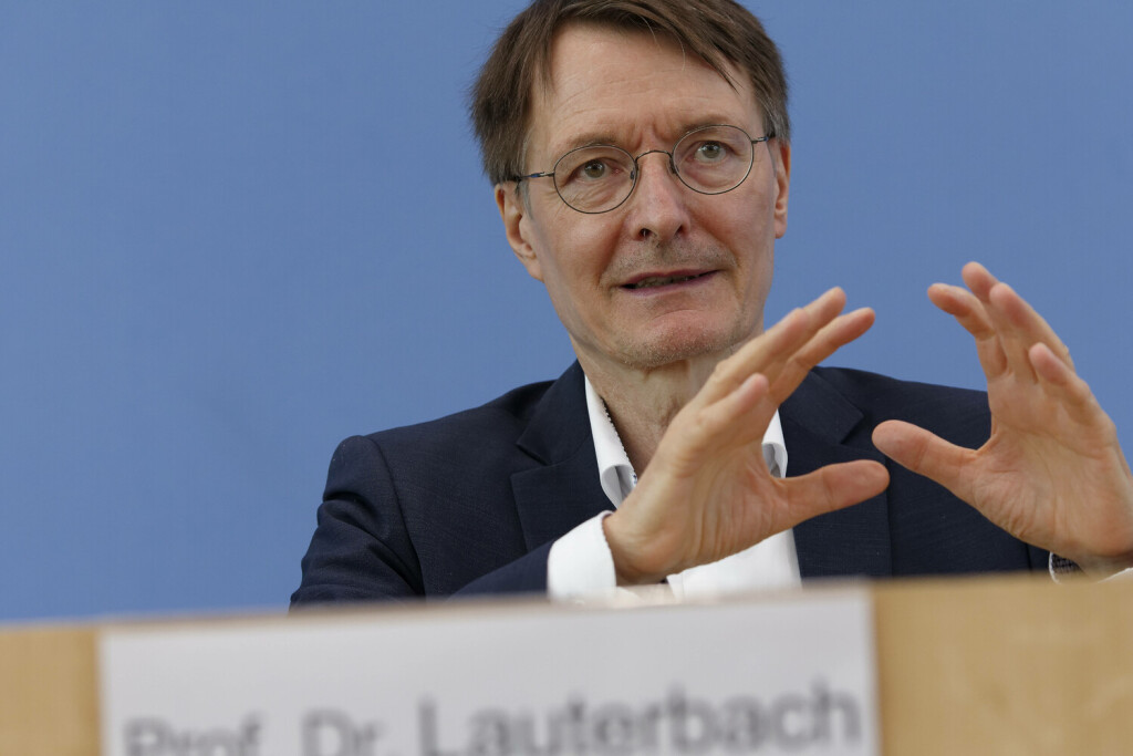 Lauterbach stellt Long-Covid-Programm vor 2023-07-11 - Deutschland, Berlin - Bundespressekonferenz zur Vorstellung des Long-Covid-Programms des Bundesgesundheitsministers. Im Bild Bundesgesundheitsminister Prof. Dr. Karl Lauterbach SPD. *** Lauterbach presents Long Covid Program 2023 07 11 Germany, Berlin Federal Press Conference to present the Long Covid Program of the Federal Minister of Health In picture Federal Minister of Health Prof Dr Karl Lauterbach SPD
