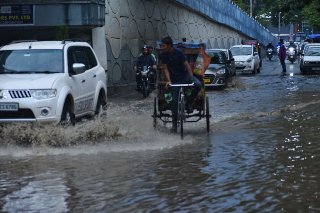 India: Rain Lashes in Kashmir Vehicles moves through a waterlogged road after heavy rainfall in Srinagar, the summer capital of Jammu and Kashmir. Heavy spell of rainfall on Wednesday brought down temperatures several notches below normal bringing relief from hot and humid weather conditions in Kashmir. The Meteorological Department MeT has forecasted a two-day wet spell from 20-22 July in the Himalayan region. Srinagar Jammu and Kashmir India Copyright: MubashirxHassan