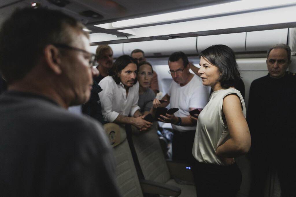 News Bilder des Tages Annalena Baerbock Buendnis 90/Die Gruenen, Bundesaussenministerin, spricht zu mitreisenden Journalisten und Journalistinnen nach dem erneuten Defekt an der Regierungsmaschine A340 waehrend der Rueckkehr nach Abu Dhabi, 15.08.2023. Durch einen unplanmaessigen Stopp in Abu Dhabi aufgrund eines technischen Problems an den Landeklappen des Flugzeugs verzoegerte sich die Weiterreise bereits um einen Tag. Das Flugzeug sollte Aussenministerin Baerbock zu einer mehrtaegigen Delegationsreise nach Australien, Neuseeland und Fidschi bringen. Abu Dhabi Vereinigte Arabische Emirate *** Annalena Baerbock Buendnis 90 Die Gruenen , German Foreign Minister, speaks to journalists traveling with her after another defect on the government plane A340 during Copyright: xFlorianxGaertnerx