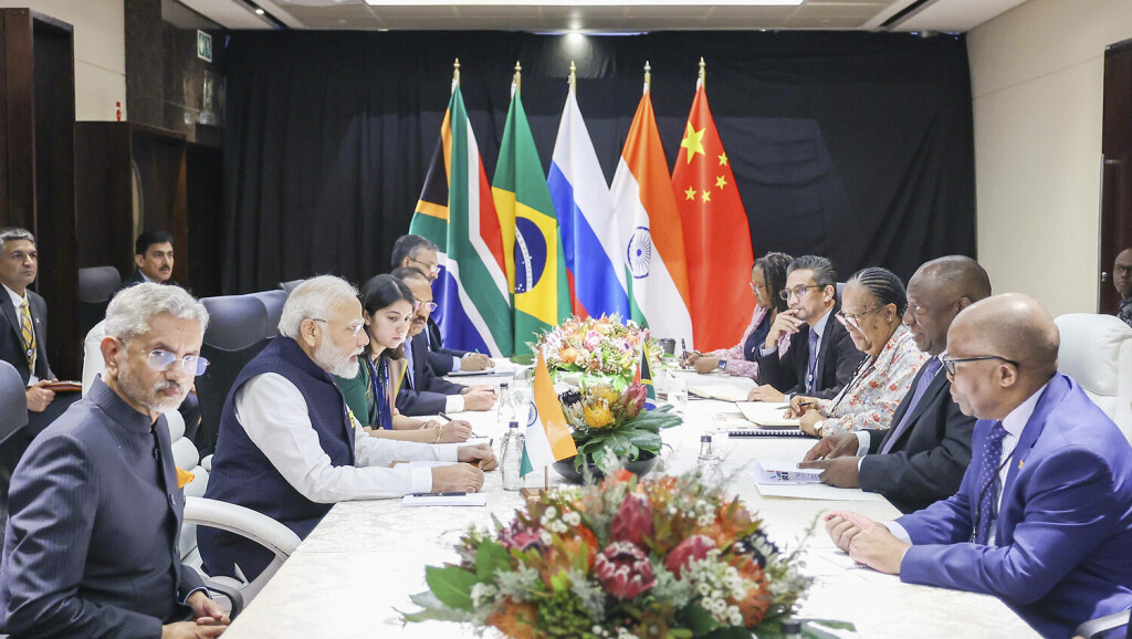 August 23, 2023, Johannesburg, Gauteng, South Africa: Indian Prime Minister Narendra Modi, left, speaks during a bilateral meeting with South African President Cyril Ramaphosa, left, and delegation on the sidelines of the 15th BRICS Summit, August 23, 2023 in Johannesburg, South Africa. Johannesburg South Africa - ZUMAp138 20230823_zaa_p138_022 Copyright:
Bild: Imago / Naveen Jora