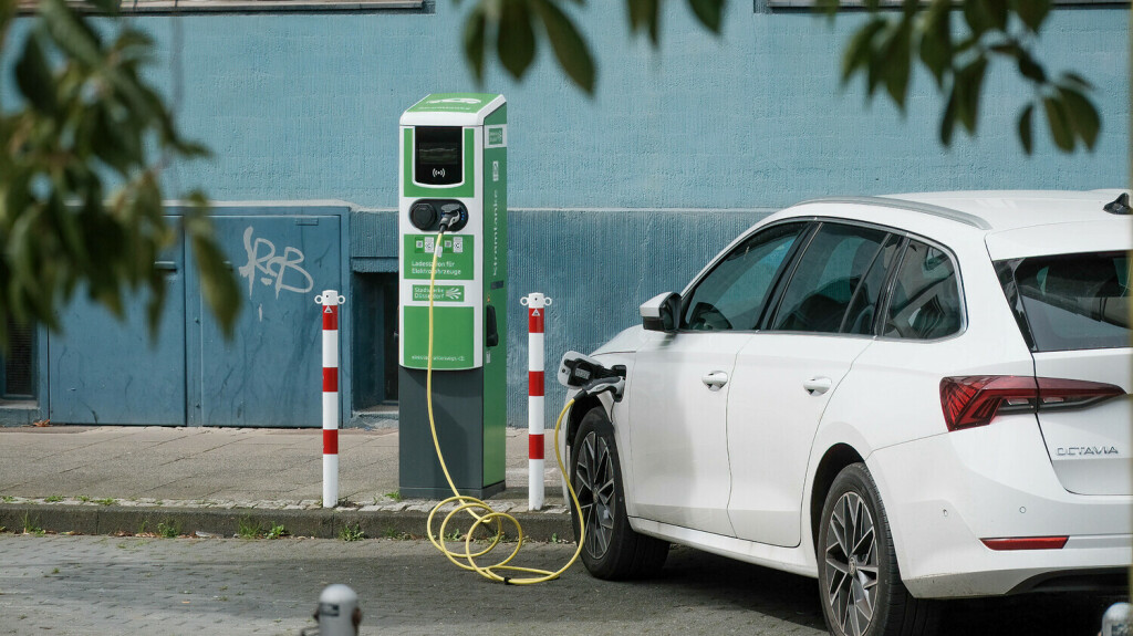Düsseldorf 24.08.2023 Stromtankstelle Stromtanke Elektro-Autos Elektroauto E-Autos Strom Feinstaub Fahrverbot Stromnetz Strompreis E-Ladestation E-Auto Ladesäule Stadtwerke Stromanbieter CO2 Stickoxide HPC Schnellladesäule Schnellladepunkte Schnellladepunkt Elektrotankstelle Elektrotanke Fahrverbote Stromausfall Stromsperre Stromkosten Strompreise Düsseldorf Nordrhein-Westfalen Deutschland *** Düsseldorf 24 08 2023 electricity charging station electricity charging station electric cars electric car E cars electricity fine dust driving ban electricity grid electricity price E charging station E car charging station public utility electricity supplier CO2 nitrogen oxides HPC fast charging station fast charging points fast charging point