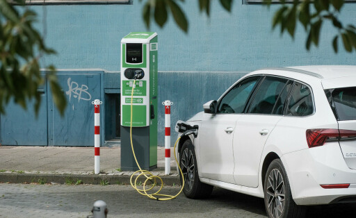Düsseldorf 24.08.2023 Stromtankstelle Stromtanke Elektro-Autos Elektroauto E-Autos Strom Feinstaub Fahrverbot Stromnetz Strompreis E-Ladestation E-Auto Ladesäule Stadtwerke Stromanbieter CO2 Stickoxide HPC Schnellladesäule Schnellladepunkte Schnellladepunkt Elektrotankstelle Elektrotanke Fahrverbote Stromausfall Stromsperre Stromkosten Strompreise Düsseldorf Nordrhein-Westfalen Deutschland *** Düsseldorf 24 08 2023 electricity charging station electricity charging station electric cars electric car E cars electricity fine dust driving ban electricity grid electricity price E charging station E car charging station public utility electricity supplier CO2 nitrogen oxides HPC fast charging station fast charging points fast charging point
