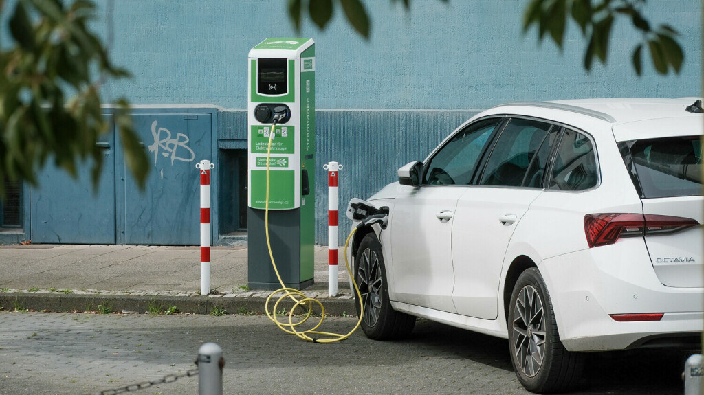Düsseldorf 24.08.2023 Stromtankstelle Stromtanke Elektro-Autos Elektroauto E-Autos Strom Feinstaub Fahrverbot Stromnetz Strompreis E-Ladestation E-Auto Ladesäule Stadtwerke Stromanbieter CO2 Stickoxide HPC Schnellladesäule Schnellladepunkte Schnellladepunkt Elektrotankstelle Elektrotanke Fahrverbote Stromausfall Stromsperre Stromkosten Strompreise Düsseldorf Nordrhein-Westfalen Deutschland *** Düsseldorf 24 08 2023 electricity charging station electricity charging station electric cars electric car E cars electricity fine dust driving ban electricity grid electricity price E charging station E car charging station public utility electricity supplier CO2 nitrogen oxides HPC fast charging station fast charging points fast charging point