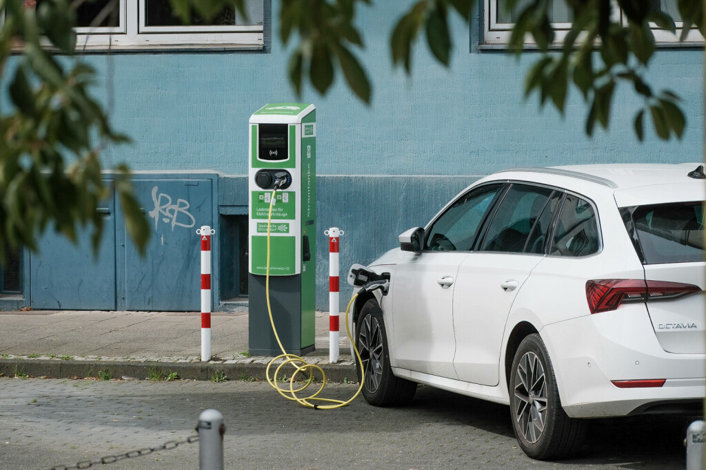 Düsseldorf 24.08.2023 Stromtankstelle Stromtanke Elektro-Autos Elektroauto E-Autos Strom Feinstaub Fahrverbot Stromnetz Strompreis E-Ladestation E-Auto Ladesäule Stadtwerke Stromanbieter CO2 Stickoxide HPC Schnellladesäule Schnellladepunkte Schnellladepunkt Elektrotankstelle Elektrotanke Fahrverbote Stromausfall Stromsperre Stromkosten Strompreise Düsseldorf Nordrhein-Westfalen Deutschland *** Düsseldorf 24 08 2023 electricity charging station electricity charging station electric cars electric car E cars electricity fine dust driving ban electricity grid electricity price E charging station E car charging station public utility electricity supplier CO2 nitrogen oxides HPC fast charging station fast charging points fast charging point