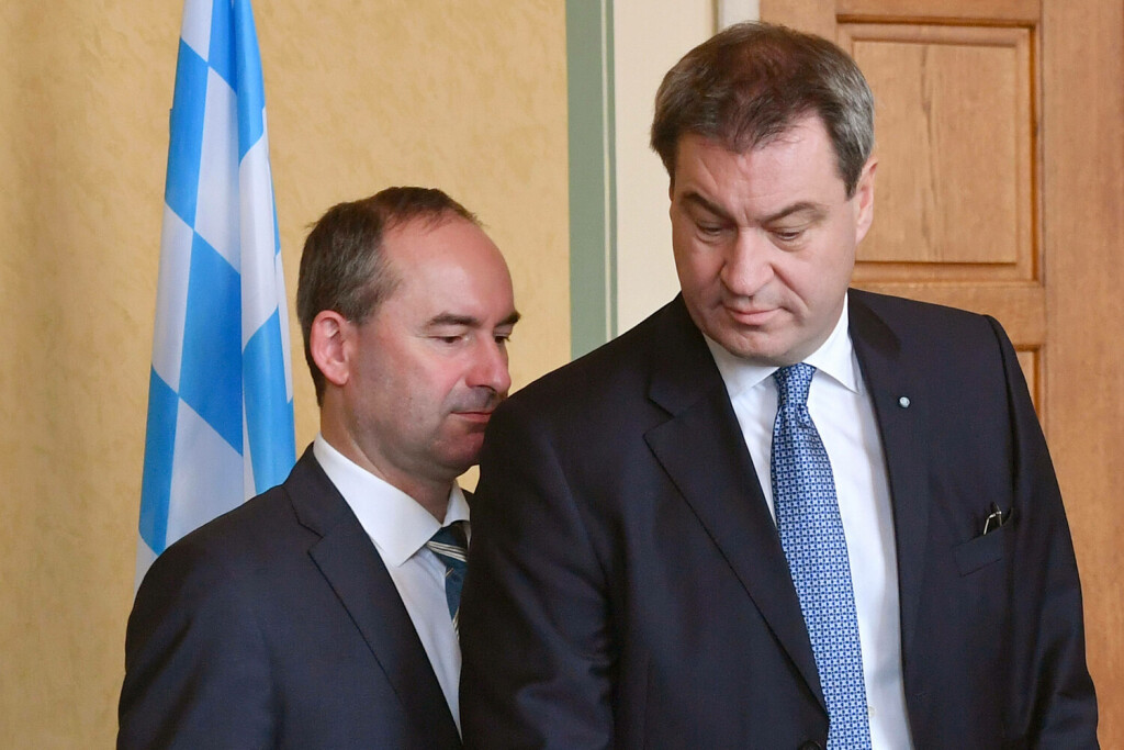 Antisemitismus-Vorwuerfe: Soeder bestellt Aiwanger ein: Sonder-Koalitionsausschuss am Dienstag in Muenchen ARCHIVFOTO v.re:Ministerpraesident Dr. Markus Soeder und Hubert Aiwanger Vorsitzender Freie Waehler FW, Unterzeichnung des Koalitionsvertrags der CSU / Freie Waehler FW im Bayerischen Landtag in Muenchen am 05.11.2018 in Muenchen à *** Anti-Semitism accusations Soeder orders Aiwanger a special coalition committee on Tuesday in Munich ARCHIVE PHOTO v re State Premier Dr Markus Soeder and Hubert Aiwanger Chairman Free Voters FW , signing the coalition agreement of the CSU Free Voters FW in the Bavarian Parliament in Munich on 05 11 2018 in Munich Ã
Bild: Imago / Sven Simon