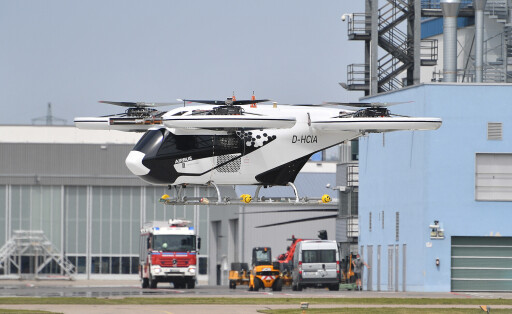 Das Airbus Flugtaxi CITYAIRBUS hebt ab und fliegt in etwa 2.3m Hoehe. Markus SOEDER Ministerpraesident Bayern und CSU Vorsitzender besucht das Airbus Helicopter Werk in Donauwoerth am 20.07.2020. *** The Airbus air taxi CITYAIRBUS takes off and flies at a height of about 2 3m Markus SOEDER State Premier of Bavaria and CSU Chairman visits the Airbus helicopter plant in Donauwoerth on 20 07 2020