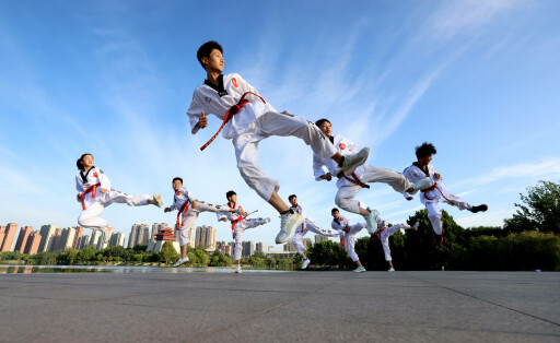 National Fitness Day in Zaozhuang, China ZAOZHUANG, CHINA AUGUST 8, 2023 - People practice taekwondo at Donghu Park in Zaozhuang city, East China s Shandong province, Aug 8, 2023. August 8, 2023 is the 15th National Fitness Day. Zaozhuang Shandong China PUBLICATIONxNOTxINxFRA Copyright: xCFOTOx originalFilename:cfoto-national230808_npdhi.jpg