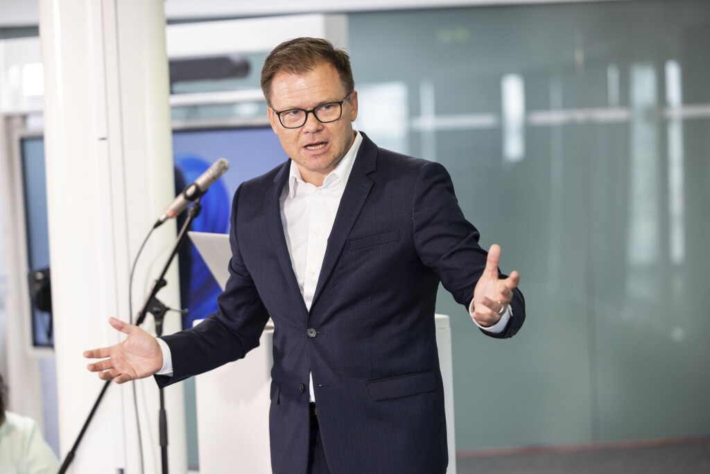 Staatsministers Carsten Schneider besucht anlässlich seiner Pressereise die Technische Universität Cottbus-Senftenberg (BTU) zum Thema „Strukturwandel der Lausitz/Lausitz Science Park”.
Cottbus-Senftenberg, Brandenburg, 30. August 2023
Credit: Bundeskanzleramt / bundesfoto / Christina Czybik