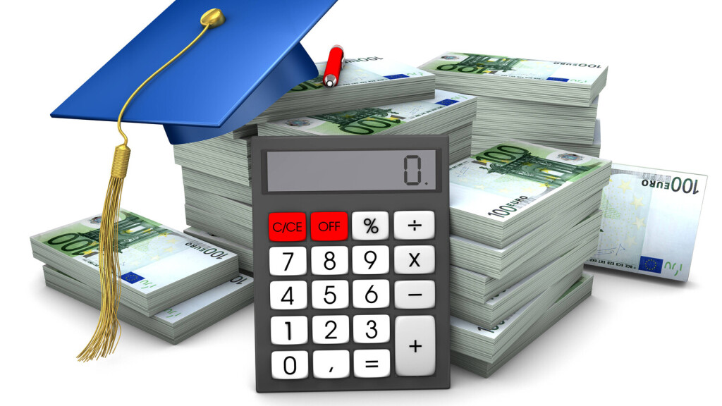 Investition Studium Geldbündel mit Doktorantenhut, Taschenrechner und dem Wort Studium.