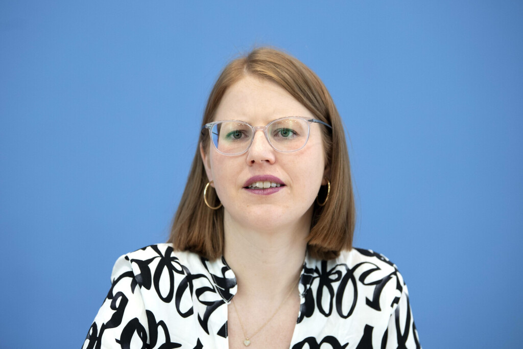 Katrin Helling-Plahr - PK Sterbehilfe DEU, Deutschland, Germany, Berlin, 13.06.2023 Katrin Helling-Plahr FDP waehrend der Bundespressekonferenz zum Thema der parlamentarischen Initiative zur Regelung der Sterbehilfe in Berlin Deutschland . Ziel der fraktionsuebergreifenden Gesetzesinitiative ist die Verabschiedung neuer Regelungen zur Sterbehilfe bzw. Suizidhilfe en: Katrin Helling-Plahr FDP during the federal press conference on the topic of the parliamentary initiative for regulations on euthanasia Sterbehilfe in Berlin Germany. The cross-faction legislative initiative aims to adopt new regulations on euthanasia *** Katrin Helling Plahr PK euthanasia DEU, Germany, Germany, Berlin, 13 06 2023 Katrin Helling Plahr FDP during the federal