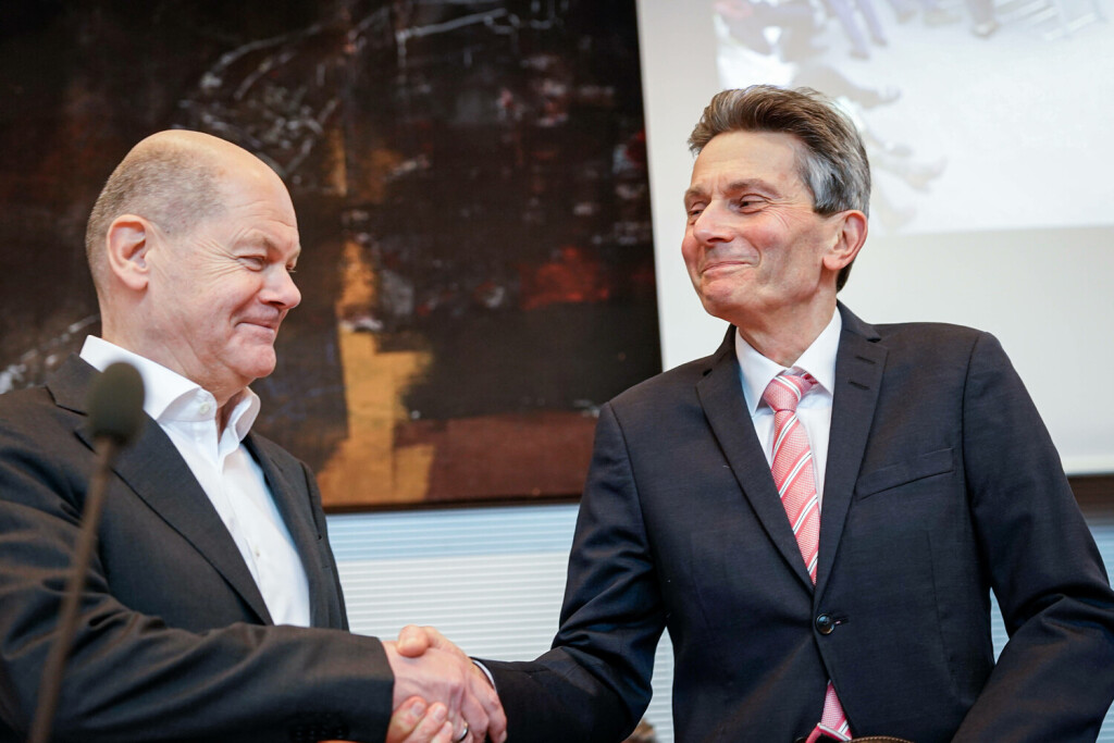 Auftaktbilder zur Fraktionssitzung der SPD Aktuell, 14.03.2023, Berlin, Bundeskanzler Olaf Scholz und Dr. Rolf Muetzenich beim Haende schuetteln im Vorfeld der Fraktionssitzung des Deutschen Bundestag der SPD Bundestagsfraktion im Reichstagsgebaeude Berlin Berlin Deutschland *** Prelude pictures to the parliamentary group meeting of the SPD current, 14 03 2023, Berlin, Chancellor Olaf Scholz and Dr Rolf Muetzenich shaking hands in the run-up to the parliamentary group meeting of the German Bundestag of the SPD parliamentary group in the Reichstag building Berlin Berlin Germany