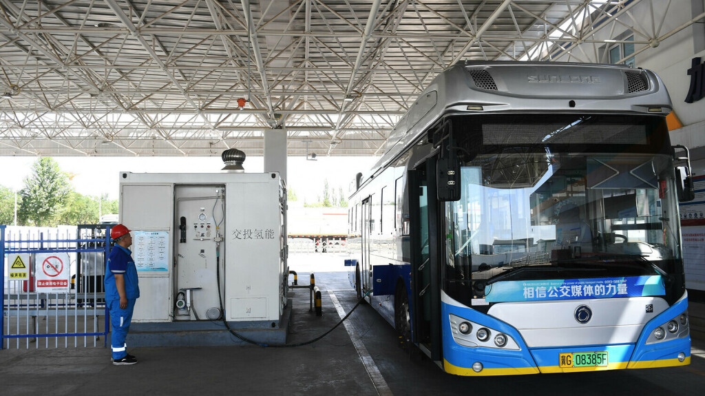Hydrogen Energy Industry in Zhangjiakou, China A hydrogen energy vehicle adds hydrogen at a hydrogen refueling station in Zhangjiakou, Hebei province, China, July 6, 2023. Zhangjiakou China PUBLICATIONxNOTxINxFRA Copyright: xCFOTOx originalFilename: cfoto-hydrogen230722_np0zF.jpg