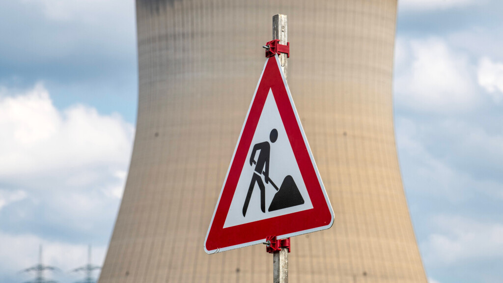 Kühlturm Kernkraftwerk Atomkraftwerk Atomare Energie nuklearer Testreaktor