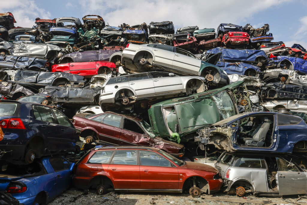 Bottrop, Nordrhein-Westfalen, Deutschland - Altautos auf einem Schrottplatz. Bottrop Nordrhein-Westfalen Deutschland *** Bottrop, North Rhine-Westphalia, Germany End-of-life vehicles at a scrap yard Bottrop North Rhine-Westphalia Germany imago 78368026