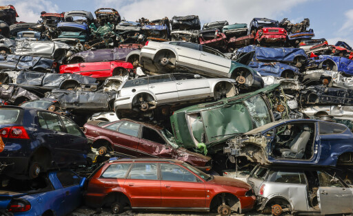 Bottrop, Nordrhein-Westfalen, Deutschland - Altautos auf einem Schrottplatz. Bottrop Nordrhein-Westfalen Deutschland *** Bottrop, North Rhine-Westphalia, Germany End-of-life vehicles at a scrap yard Bottrop North Rhine-Westphalia Germany imago 78368026