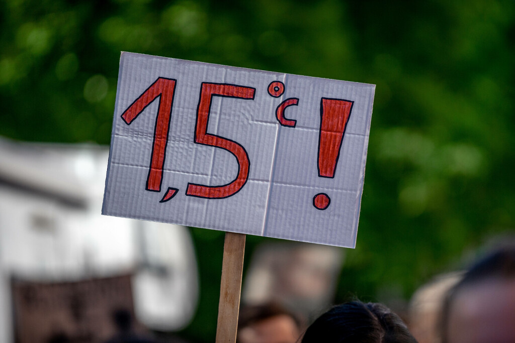 29.000 bei Globalem Klimastreik in München Plakat: 1,5 Grad Am 24. September 2021 versammelten sich in München 29.000 Menschen beim Globalen Klimastreik vor der Bundestagswahl, um ein deutliches Zeichen für Klimaschutz & Umweltschutz, die Einhaltung des Pariser Abkommens und das 1,5 Grad Ziel und um Druck auf die Wähler*innen sowie die Parteien auszuüben. * On September 24, 2021 29,000 people joined the global climate strike two days before the German Parliamentary Elections in Munich, Germany. They protested to show a clear message for climate and environmental protection, for the Paris Agreement & the 1.5 degree goal, and to make pressure on the political parties and the electors. 29.000 bei Globalem Klimastreik in München Münc Copyright: xAaronxKarasekxxxaal.photox