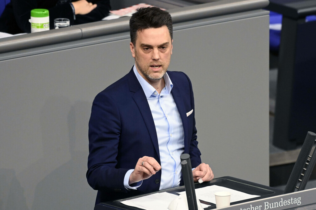 Robin Wagener in der 14. Sitzung des Deutschen Bundestages im Reichstagsgebäude. Berlin, 27.01.2022 *** Robin Wagener at the 14 session of the German Bundestag in the Reichstag building Berlin, 27 01 2022.
Bild: Imago / Future Image